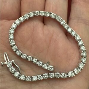 7 Carat DIAMOND tennis Bracelet (mined stones)excellent condition like new.